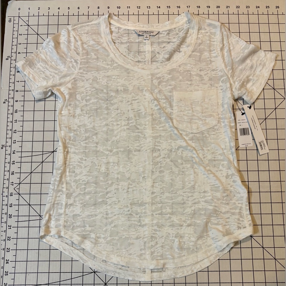 NWT Liverpool Women’s Size Small White B/O Camo Short Sleeve Shirt‎